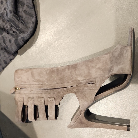 Halston, cutaway suede designer boots - Picture 4 of 8